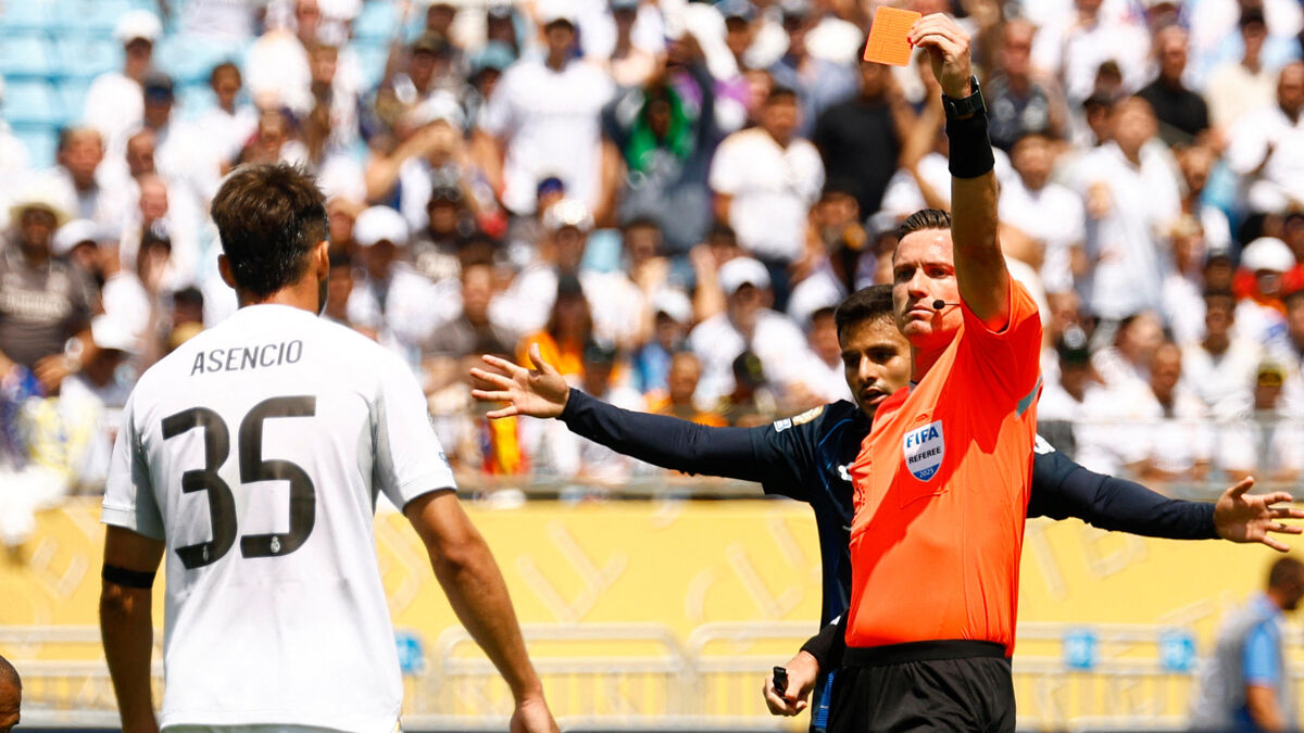 carton - Real Madrid - Pachuca : La vidéo du carton rouge de Raúl Asencio dès la 7e minute