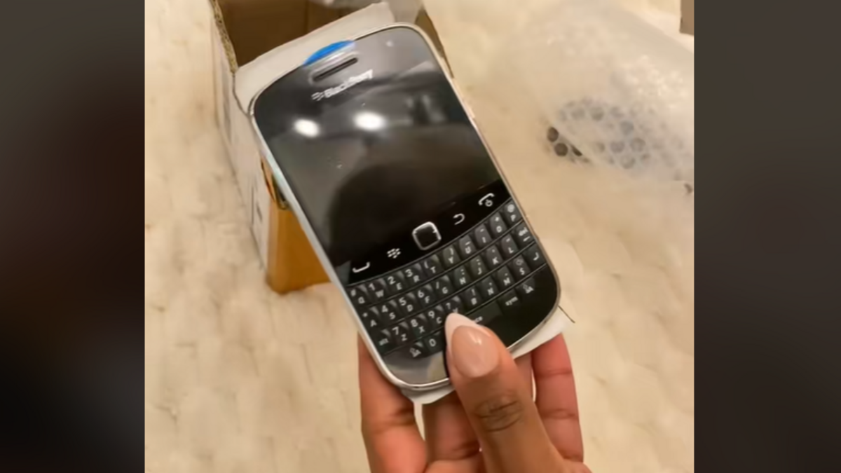 Blackberry - « Pourquoi acheter un Blackberry en 2025 alors que ton iPhone te complique la vie ? Le téléphone star des années 2000 séduit les plus jeunes »