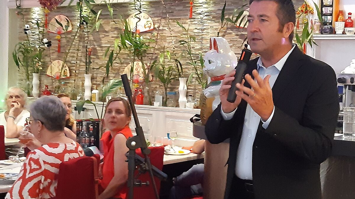 Chanteur - Fête de la Musique : Quand Karl Olive Se Transforme en Chanteur Dans Un Restaurant à Poissy