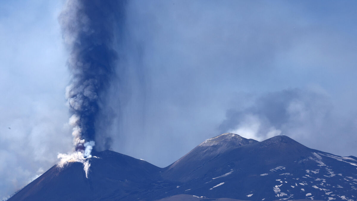 Volcan - Éruption du Volcan Etna en Italie : Un Épais Nuage de Fumée Visible