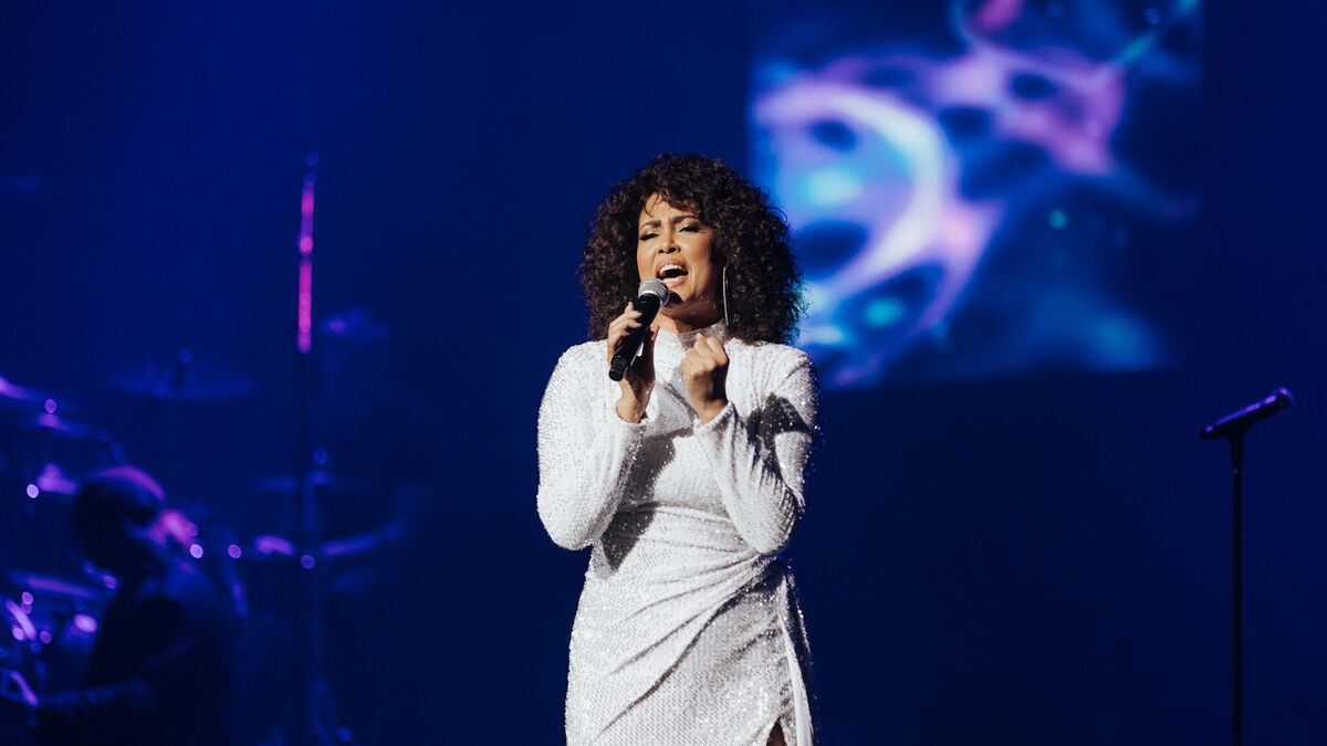 sosie - « Elle l’a ressuscitée ! » : Le sosie vocal de Whitney Houston, Belinda Davids, bluffe le public
