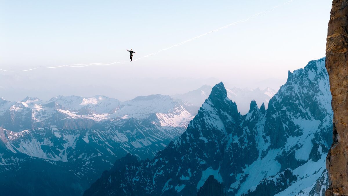 Poésie - « Un Pur Moment De Poésie » : Des Funambules De L’extrême Marchent Dans Le Ciel Au-dessus Du Massif Du Mont Blanc