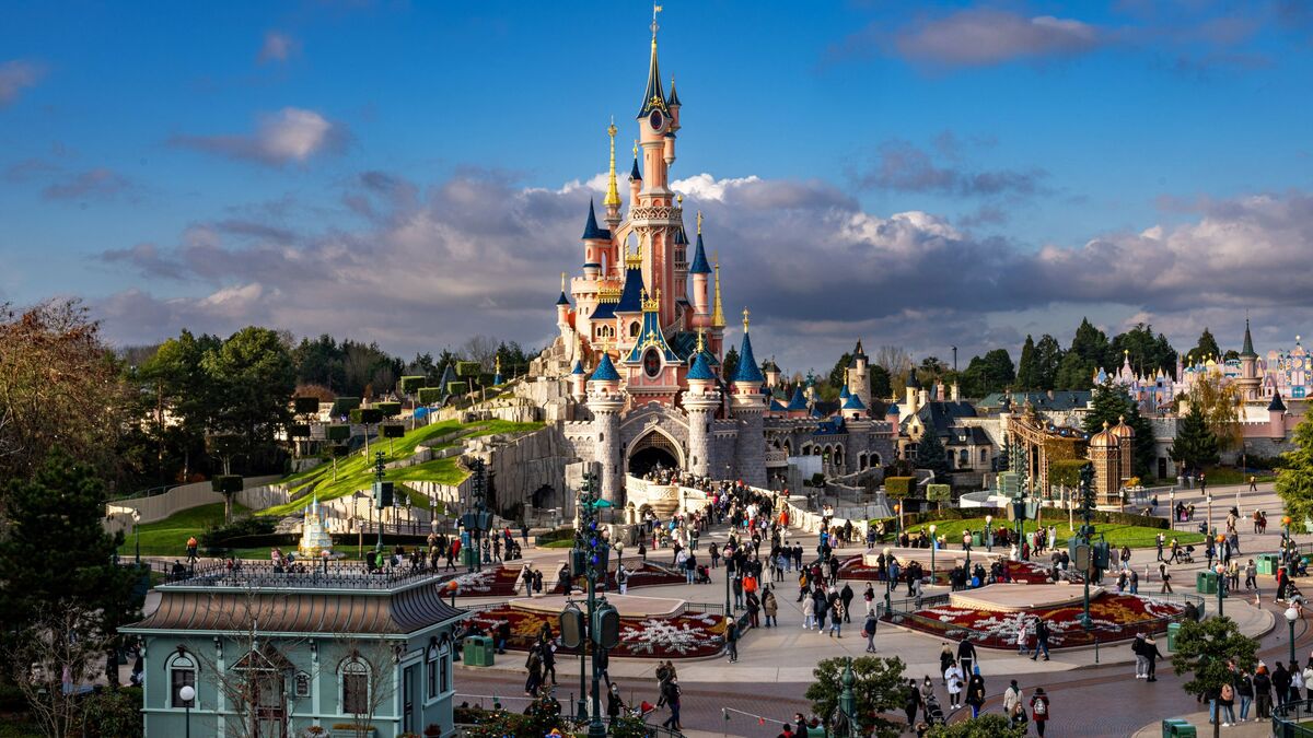 mariage - Fillette apeurée, talons scotchés aux pieds, figurants… le projet incompréhensible de faux mariage à Disneyland