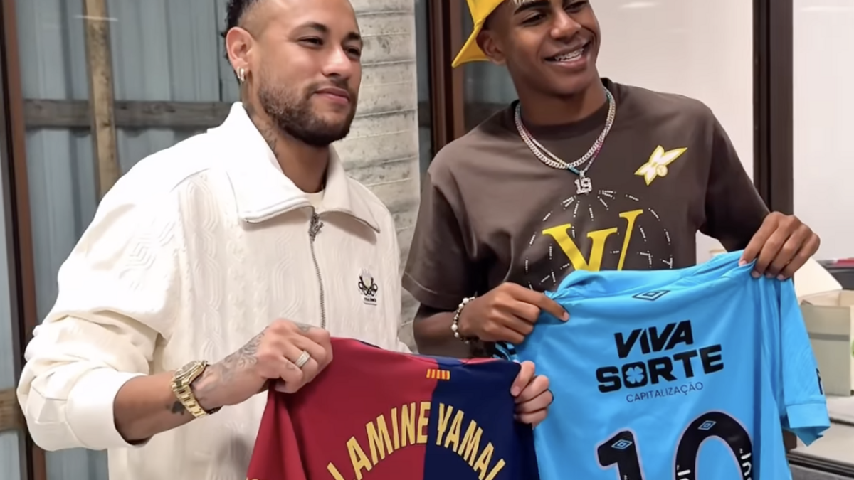 Neymar - Football : Piscine, foot-volley, échange de maillots... Pourquoi Lamine Yamal profite-t-il de ses vacances avec Neymar au Brésil ?