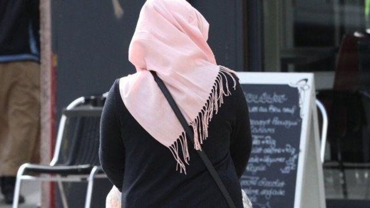 Foulard - Reims : Une Femme Voilée Porte Plainte Contre Une Vingtaine D’individus Pour Agression Liée À Son Foulard