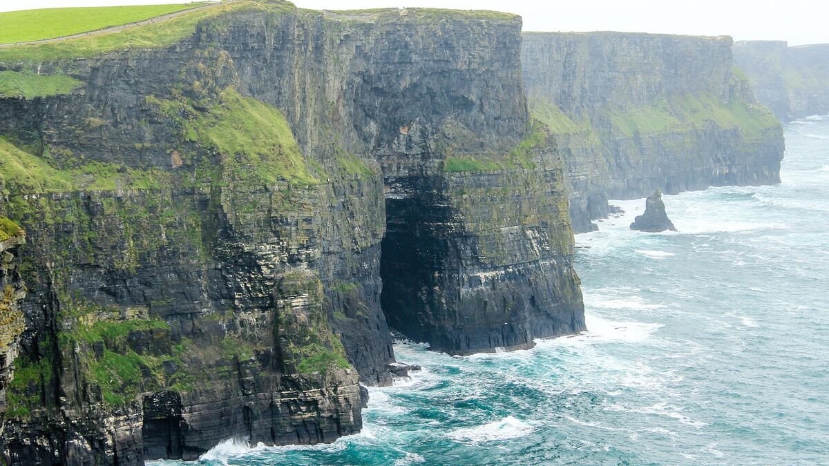 Chinois - Un Chinois de 12 ans meurt en tombant des falaises de Moher après avoir glissé dans une flaque d'eau