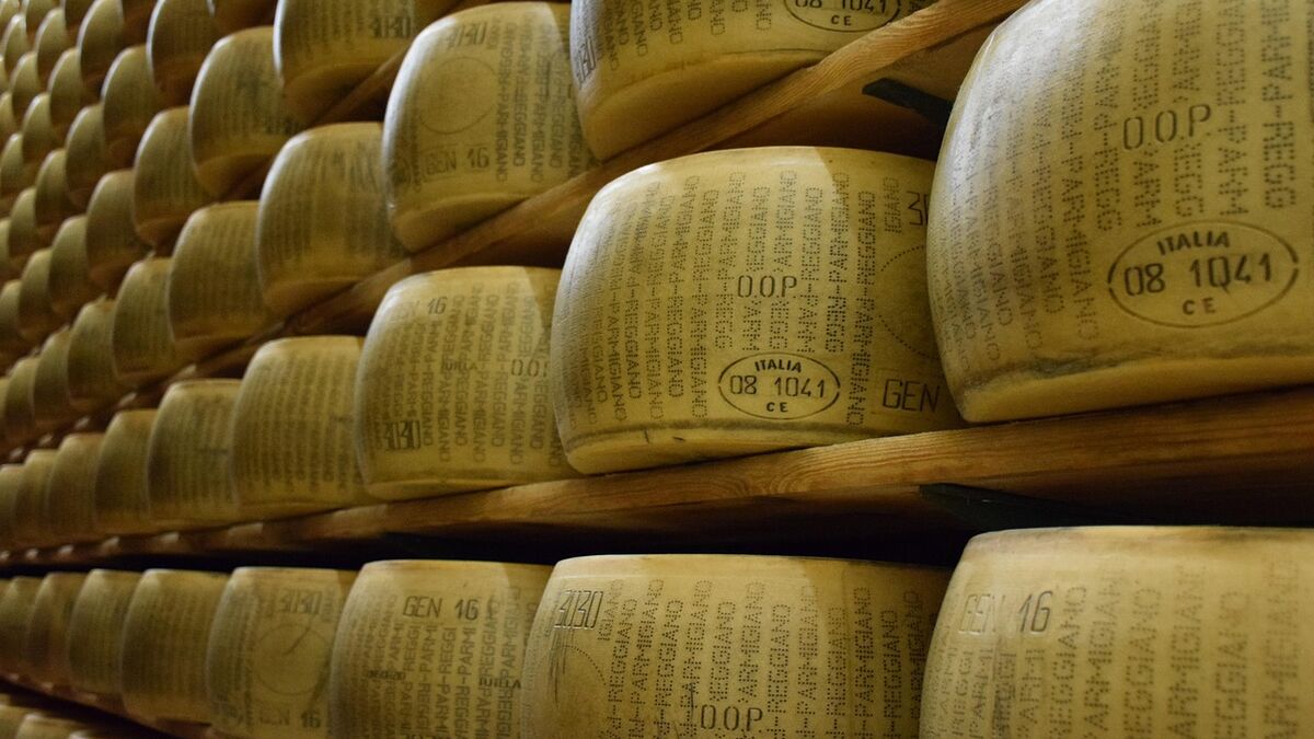 euros - 20 000 euros pour une meule de parmesan datant du XXe siècle : le record mondial battu après 27 ans d'affinage