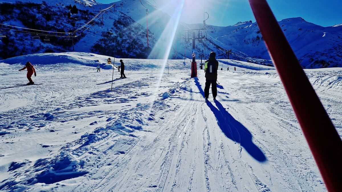 ski - Face au changement climatique, les habitants d'une station des Alpes votent pour mettre fin au ski et s'opposent à l'augmentation de leurs impôts.