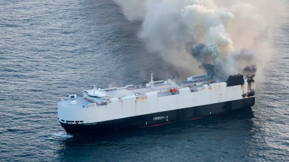 cargo - 22 Membres d'équipage secourus d'un canot de sauvetage dans le Pacifique Nord après qu'un cargo transportant 3 000 véhicules a pris feu
