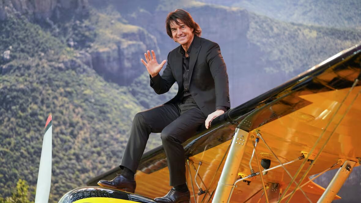 sauts - Tom Cruise établit un record du monde Guinness pour le plus grand nombre de sauts en parachute enflammés