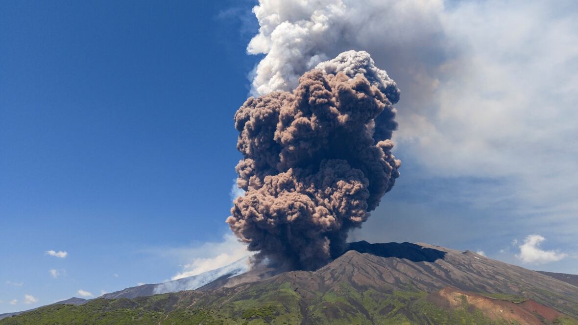 Etna - Une énorme nuée de cendres émerge du Mont Etna en Sicile lors d'un spectaculaire spectacle volcanique.