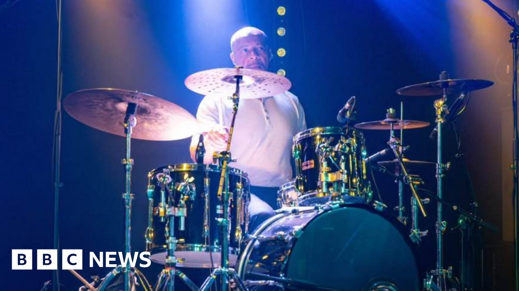 festival - Un batteur fait un arrêt cardiaque sur la scène du festival