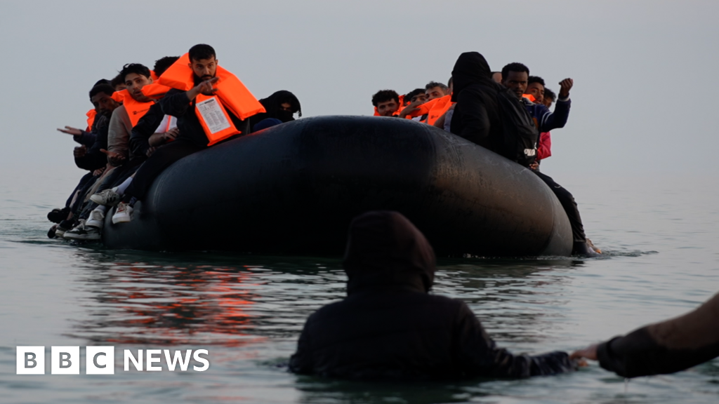bateaux-taxis - Des bateaux-taxis récupèrent des migrants dans des eaux jusqu'à la taille alors que les passeurs de la Manche changent de tactique