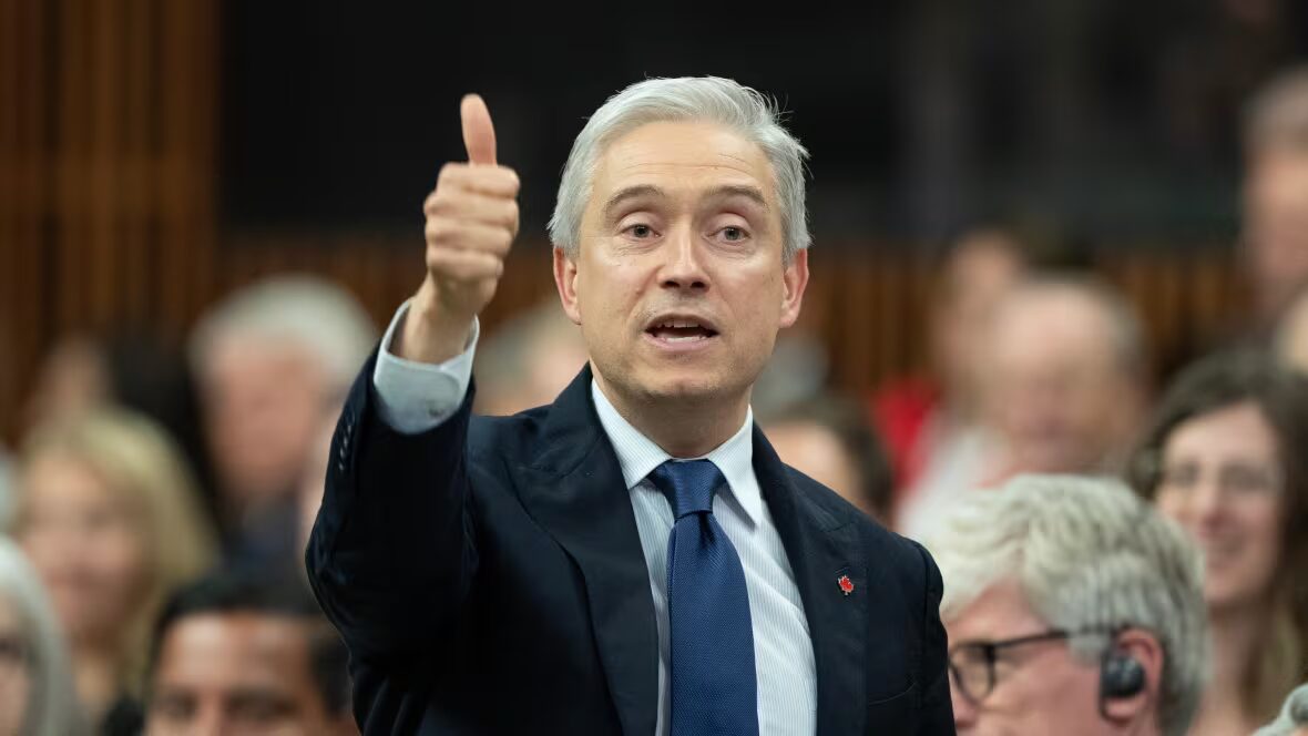réduction - Une famille canadienne moyenne économisera 280 $ l'année prochaine grâce à la réduction d'impôts libérale : Pbo