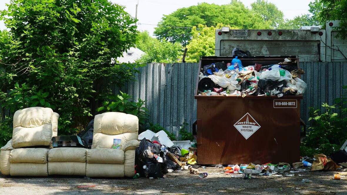 Propriétaire - 2 Villes, 2 Immeubles et 1 Propriétaire Fugitif Laisse des Locataires dans des Conditions Indécentes