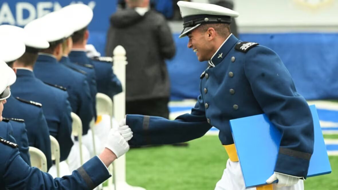 cadet - Un cadet de l'armée de l'air américaine diplômé avec brio n'est pas autorisé à servir son pays ?