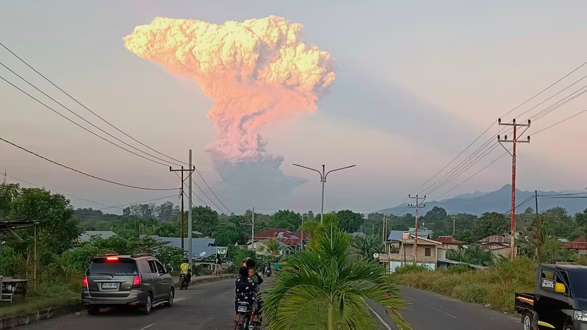 Éruption - Éruption volcanique en Indonésie : évacuations et vols annulés