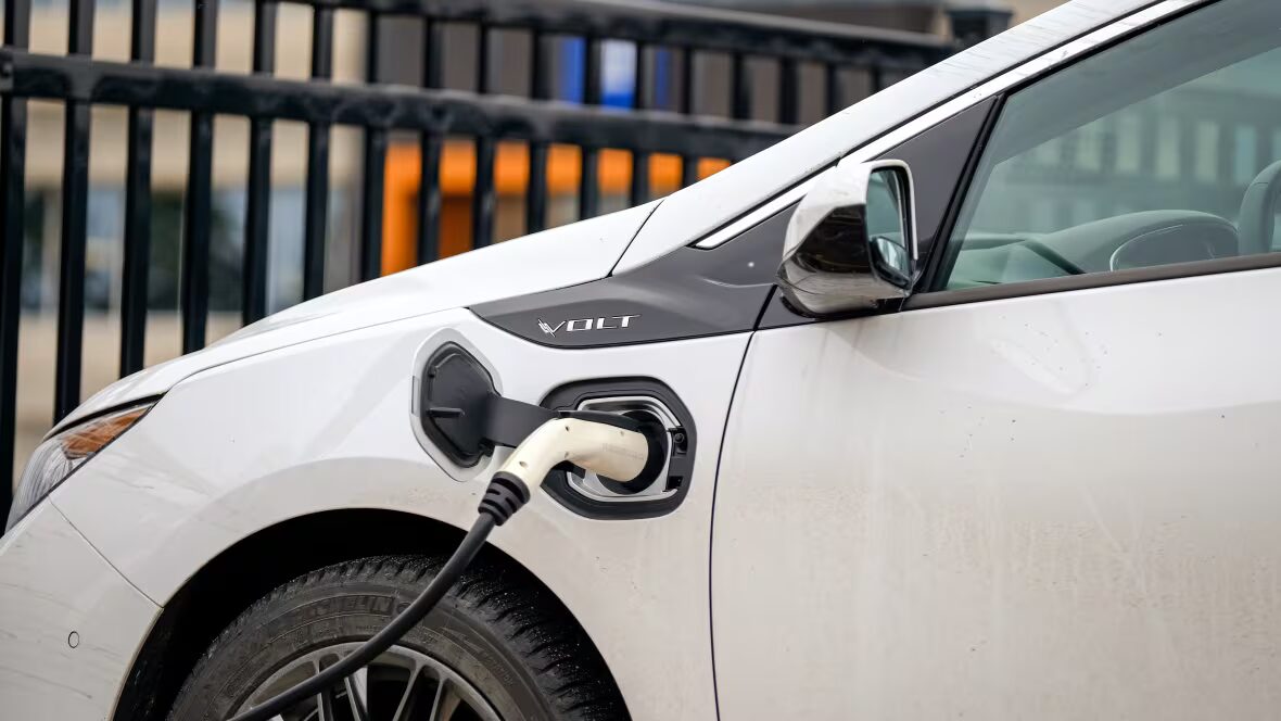 conducteurs - Prix du gaz, taxes et désinformation : Pourquoi de plus en plus de conducteurs en Alberta ne choisissent-ils pas l'électrique ?