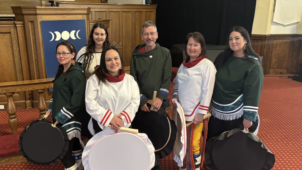 groupe - Ce groupe de danseurs de tambour inuits redécouvre des traditions musicales presque perdues