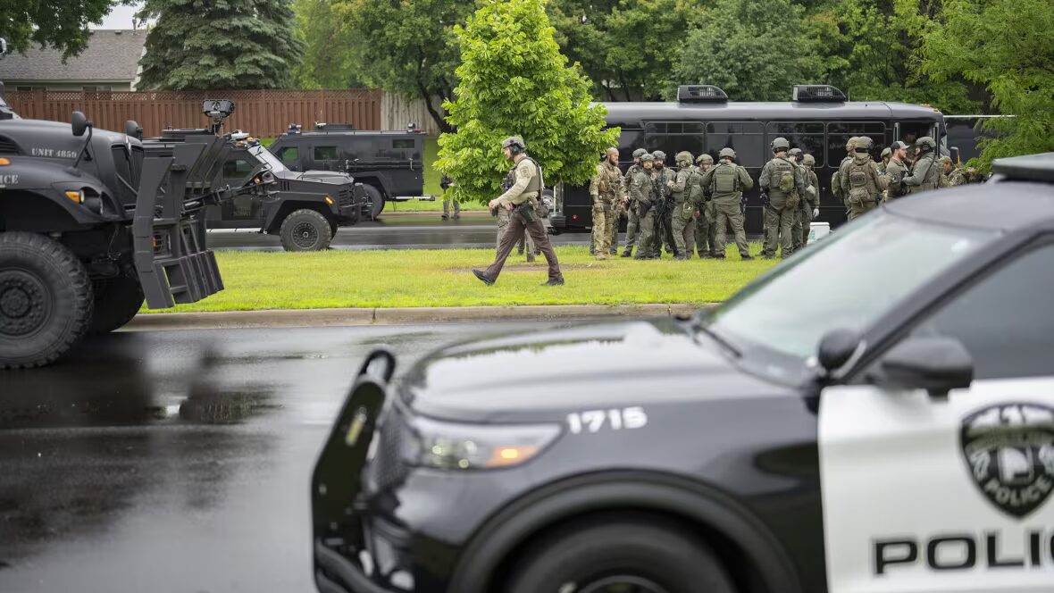 politiciens - Accusé dans la fusillade du Minnesota, il s'est rendu chez deux autres politiciens
