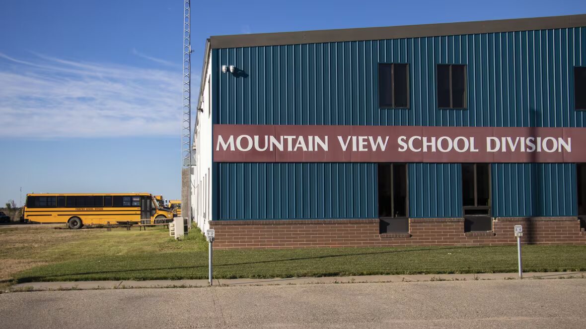 hymne - La suppression de l'hymne God Save The King dans les écoles viole la loi, affirme un administrateur de Manitoba dans une action en justice