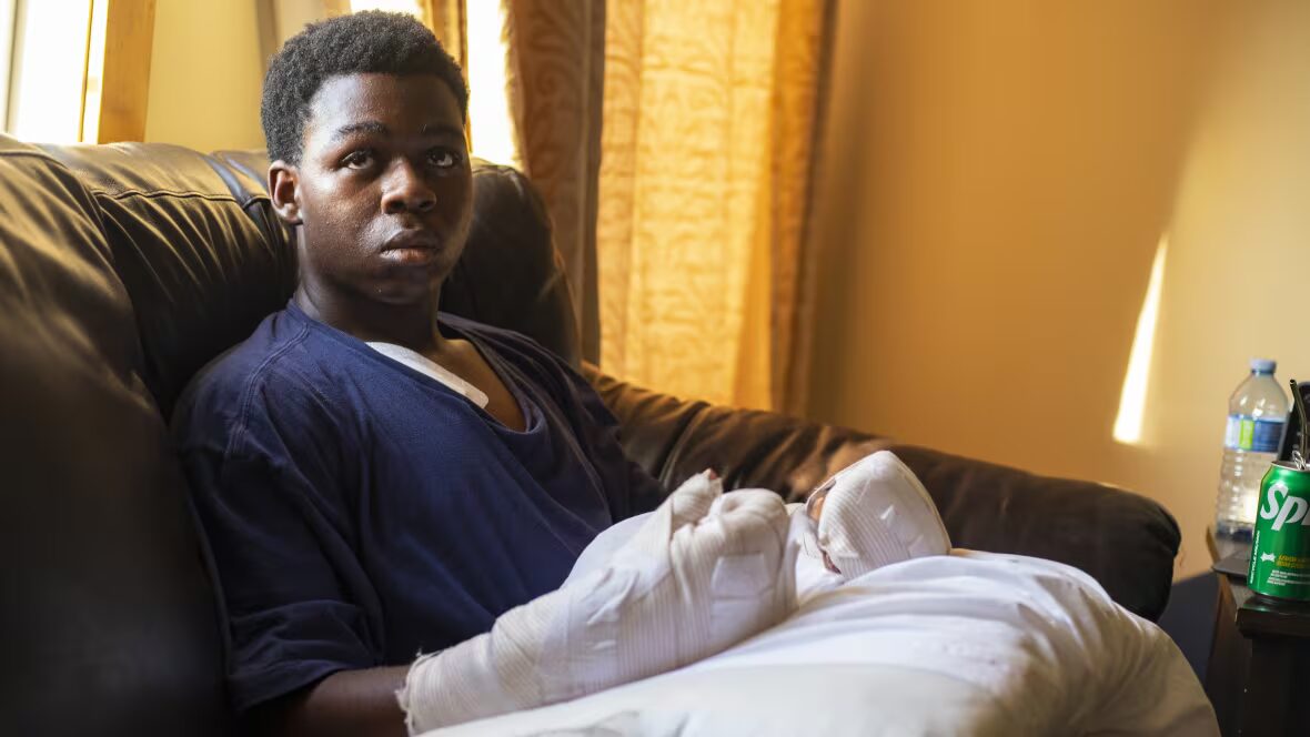 épée - Un adolescent du Manitoba se remet chez lui après une attaque à l'épée dans un lycée