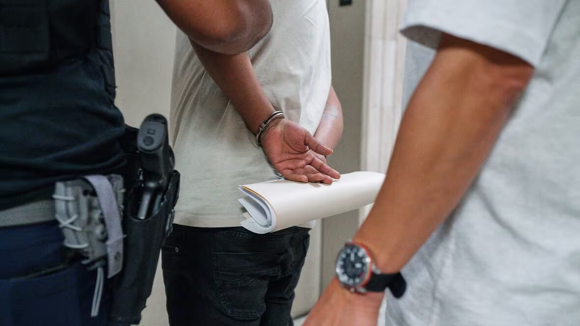 Arrestation - Arrestation de 84 personnes lors d'une descente à l'hippodrome de Louisiane