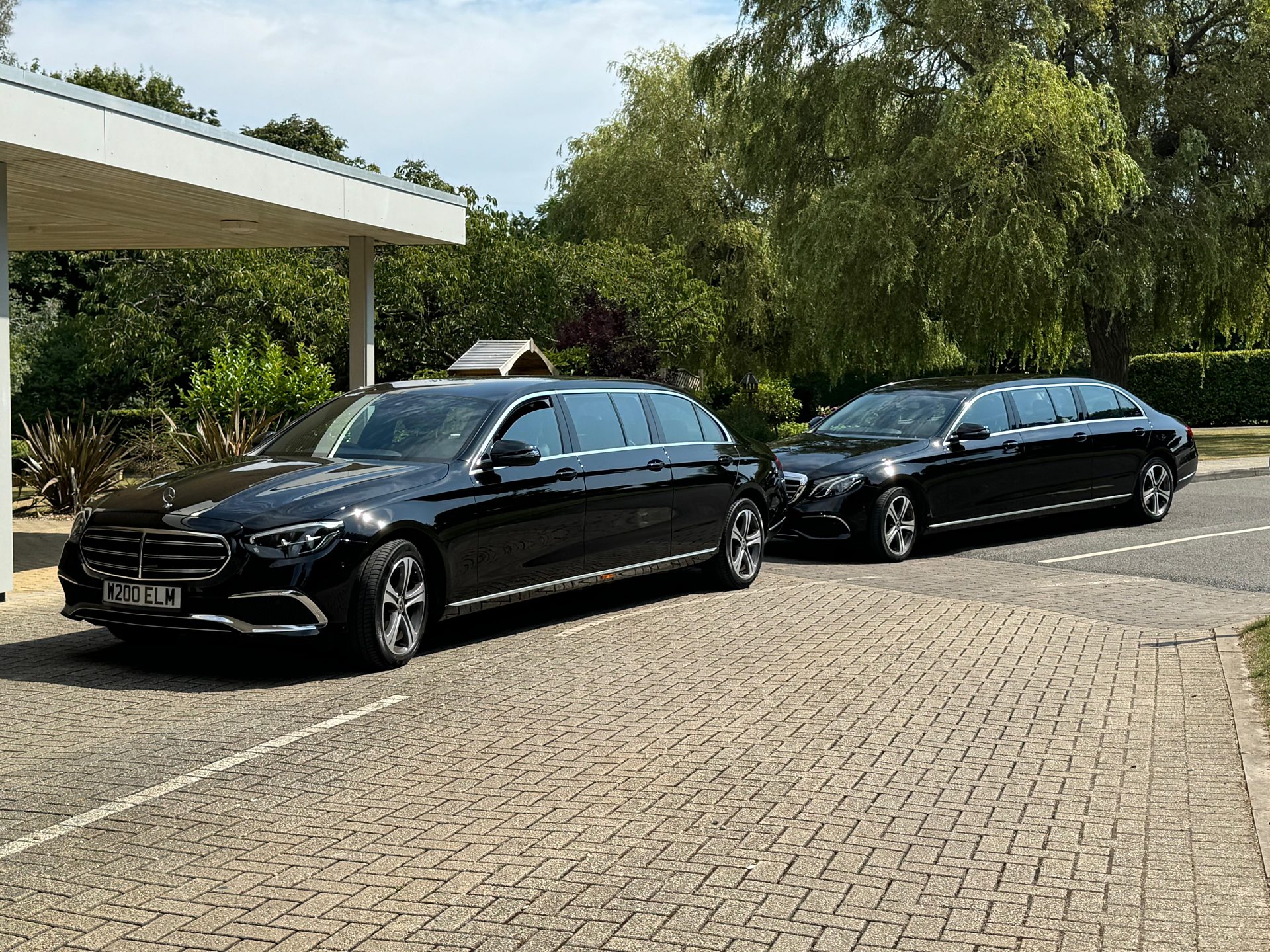 limousine - Directeur de funérailles propose des trajets en limousine gratuits pour le bal de promo