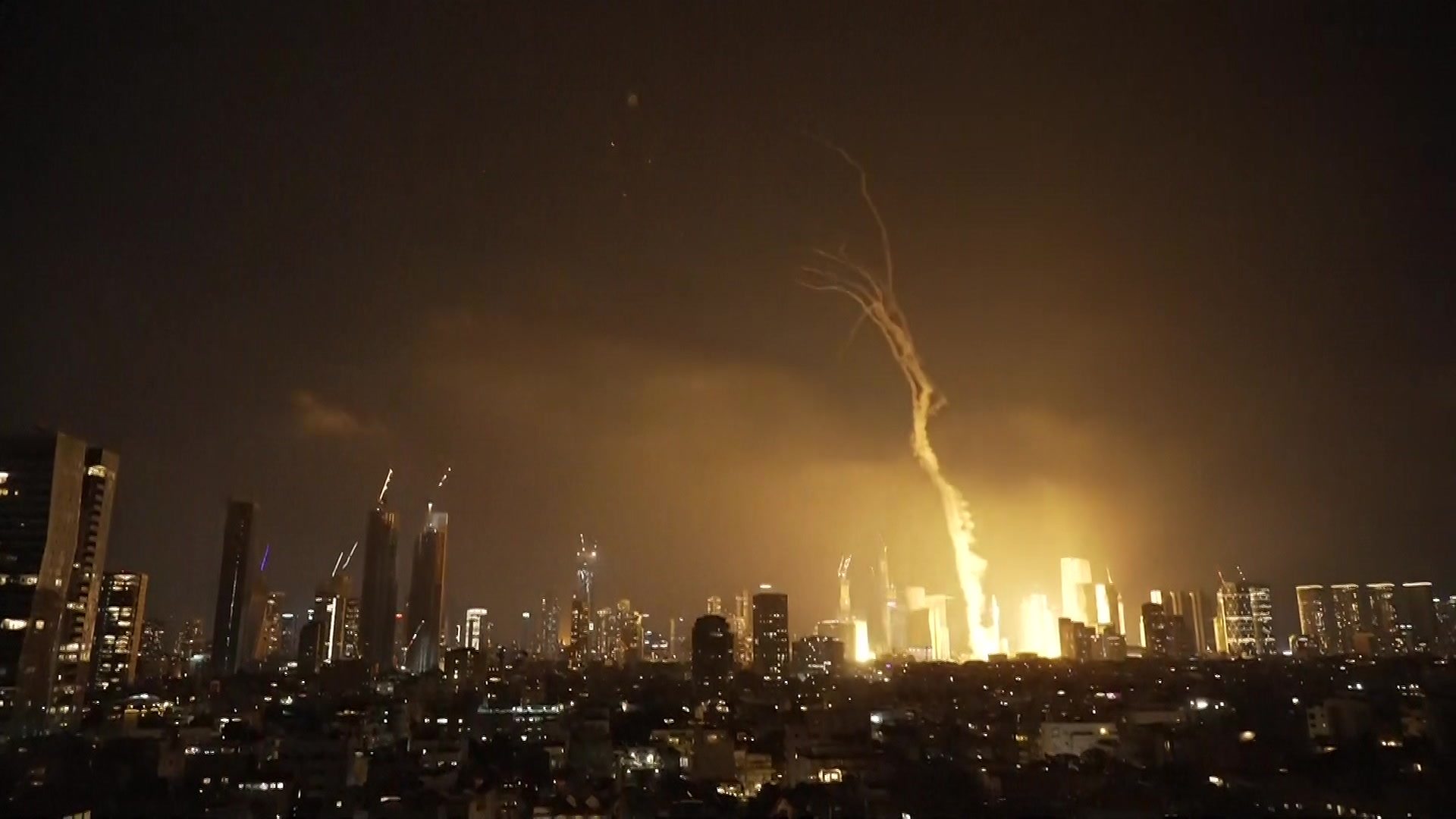 Tel - Explosions et énormes panaches de fumée à Tel Aviv alors que l'Iran riposte