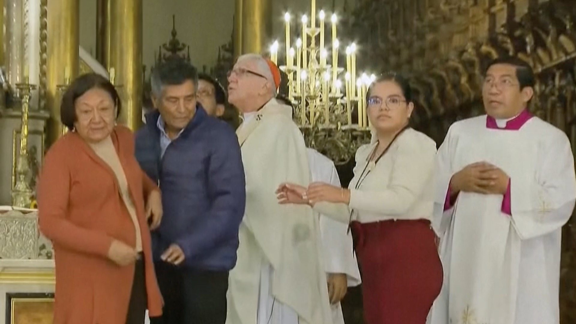 tremblement - Regardez : Moment où des personnes fuient l'église pendant qu'un tremblement de terre interrompt la messe au Pérou