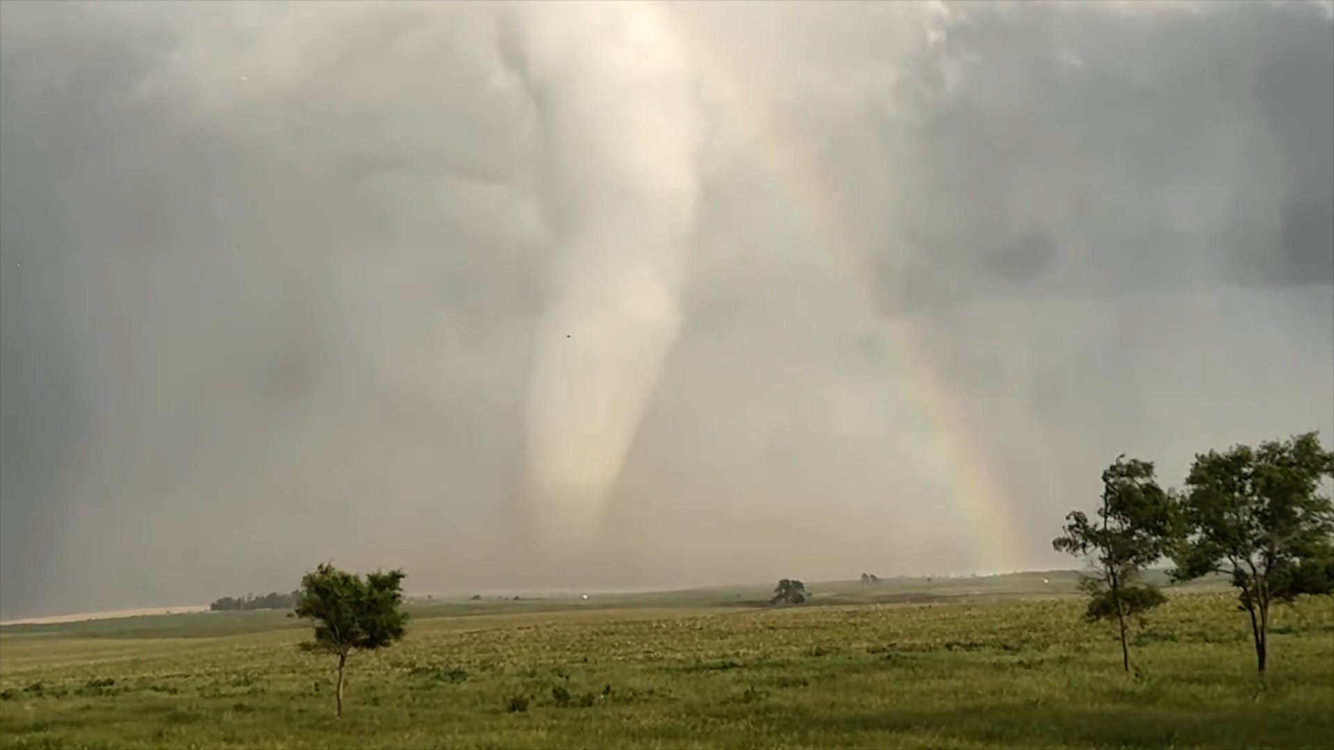 Tornado - Un Moment 'spectaculaire' : Un Enorme Tornado Traverse Un Arc-en-ciel