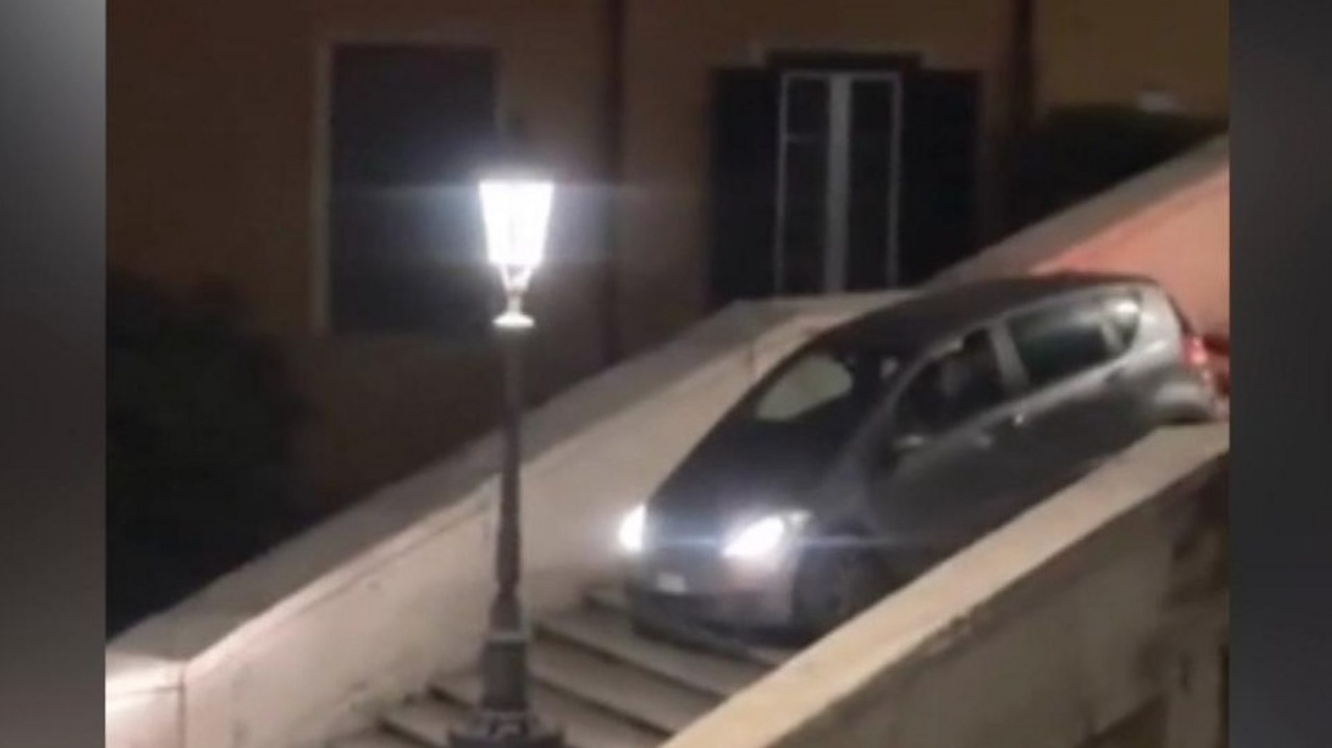 voiture - Un homme se retrouve coincé en conduisant sa voiture dans les Escaliers Espagnols de Rome