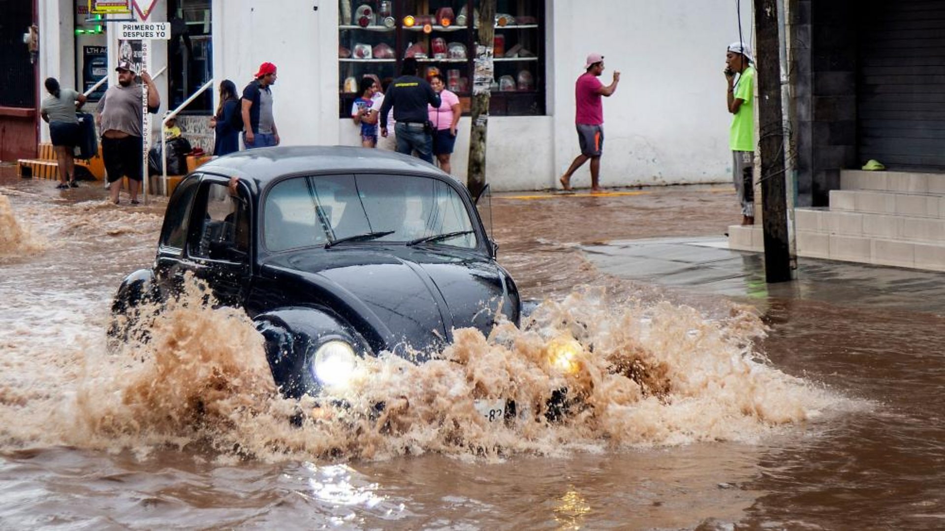 ouragan - L'ouragan Erick frappe les stations balnéaires du Mexique, faisant deux victimes