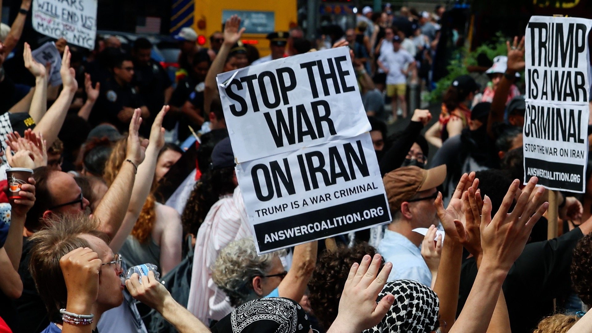 frappes - Les frappes américaines sur l'Iran déclenchent des manifestations à l'international