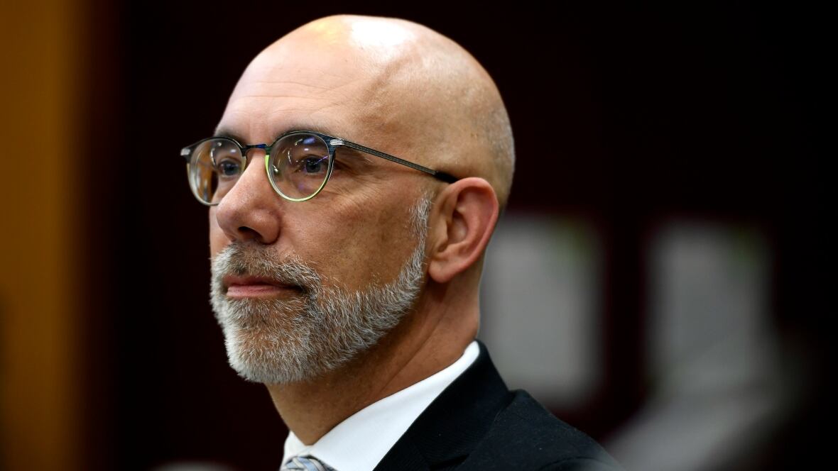 dollars - Le déficit sera de 4,3 milliards de dollars inférieur aux prévisions, mais les plans de dépenses restent flous : rapport budgétaire