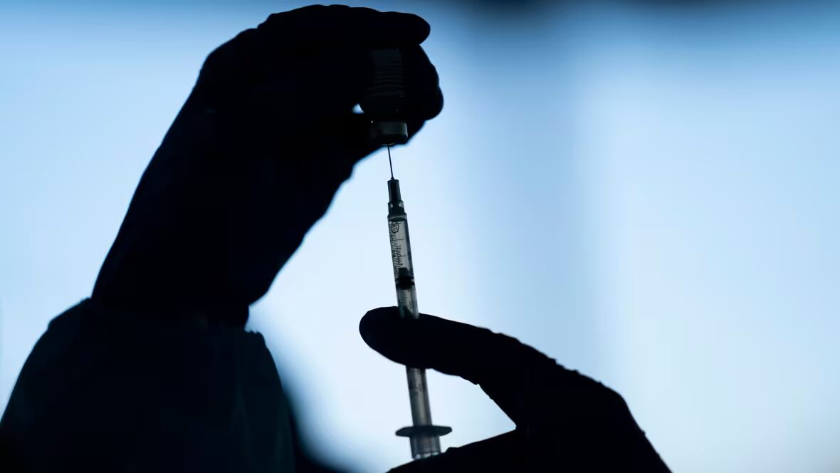 vaccins - Le gouvernement de l'Alberta fait face à une opposition croissante concernant sa nouvelle politique sur les vaccins contre la Covid-19