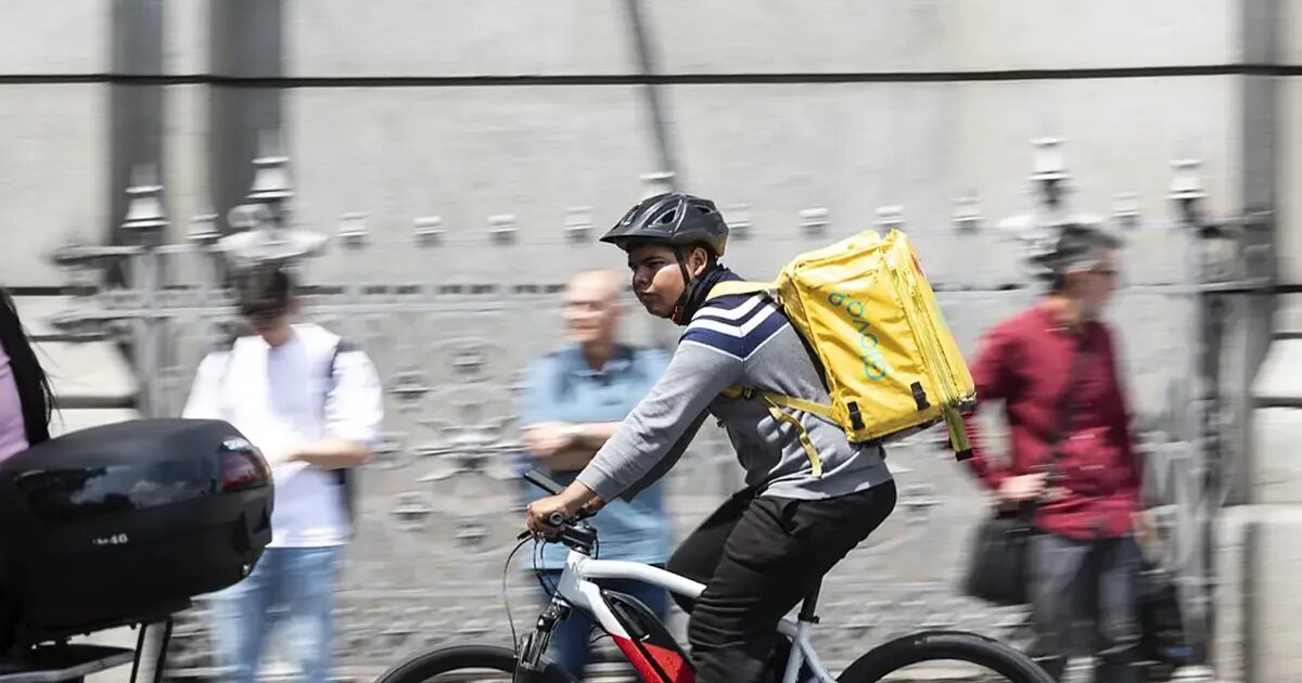 Glovo - Le Premier Jour De Glovo Avec Son Nouveau Modèle De Travailleurs Salariés : "Je Suis Heureux, Je Gagne Peut-Être Moins, Mais Je Gagne En Stabilité"