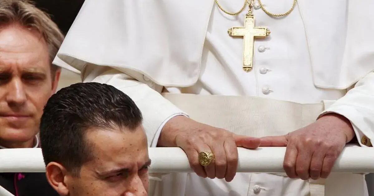 papamobiles - Le Pape Léon XIV reçoit deux 'papamobiles électriques' conçues pour les voyages internationaux