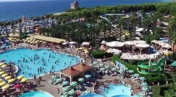 parc - Un garçon de 7 ans chute d'un toboggan dans un parc aquatique en Italie : craintes de blessures cérébrales suite à l'accident