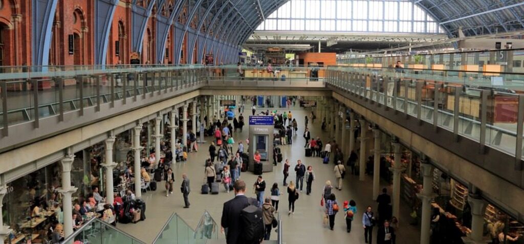 Tommy - Enquête de police sur l'agression à St Pancras alors qu'une vidéo semble montrer Tommy Robinson à la gare
