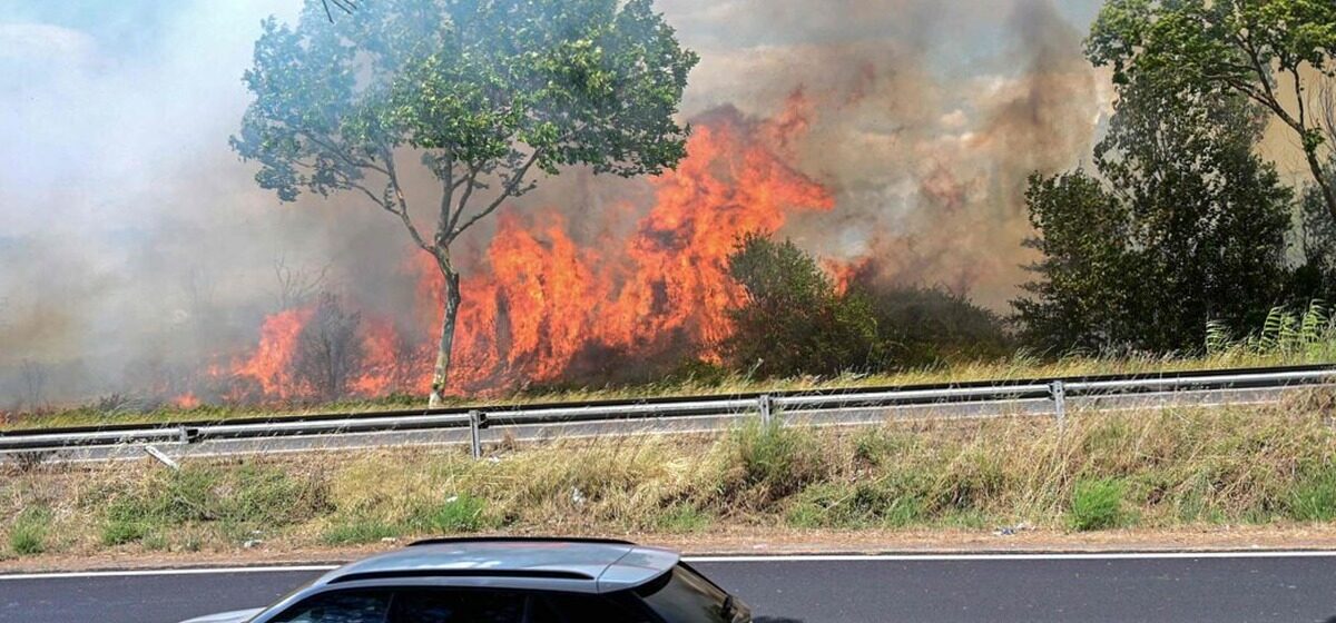 incendie - Un incendie « pas maîtrisé » a déjà ravagé plus de 1 450 hectares près de Narbonne, avec « plusieurs maisons » détruites.