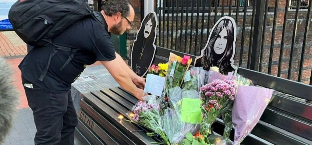 chanteur - Les fans se rassemblent aux monuments alors que la ville pleure le chanteur