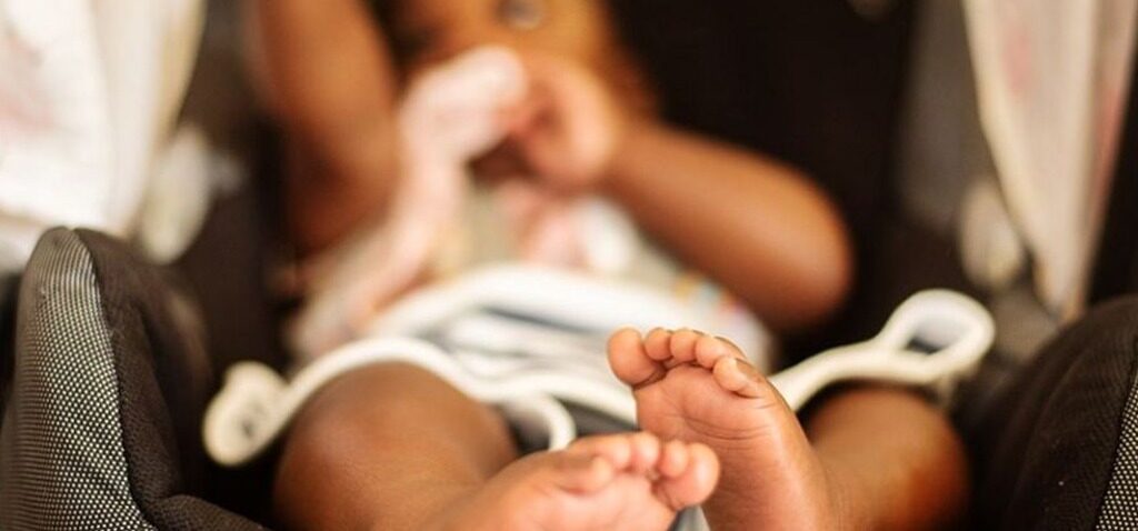 bébé - Femme a introduit un bébé au Royaume-Uni avec une fausse histoire de naissance