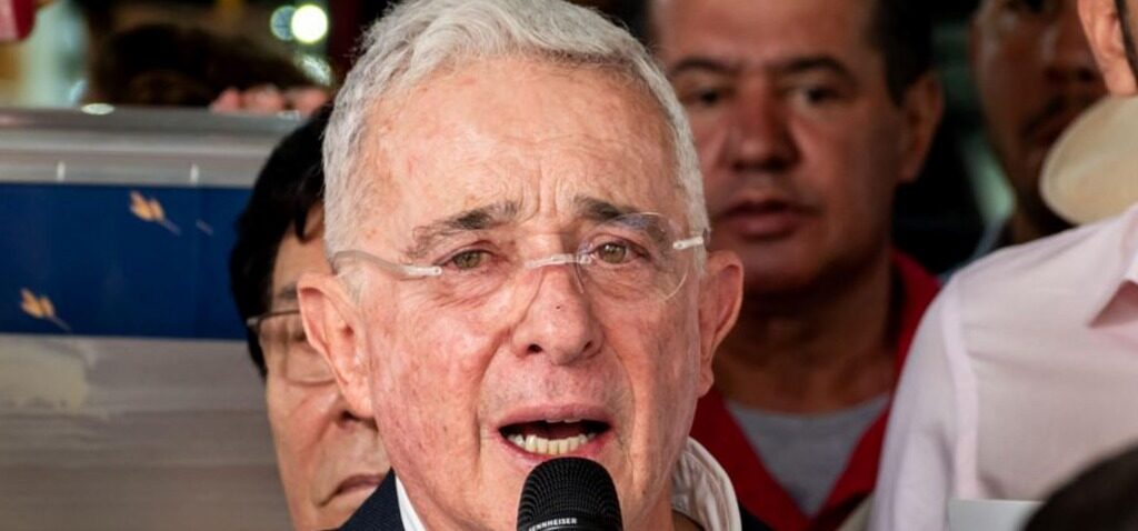 président - L'ancien président colombien Álvaro Uribe reconnu coupable de manipulation de témoins