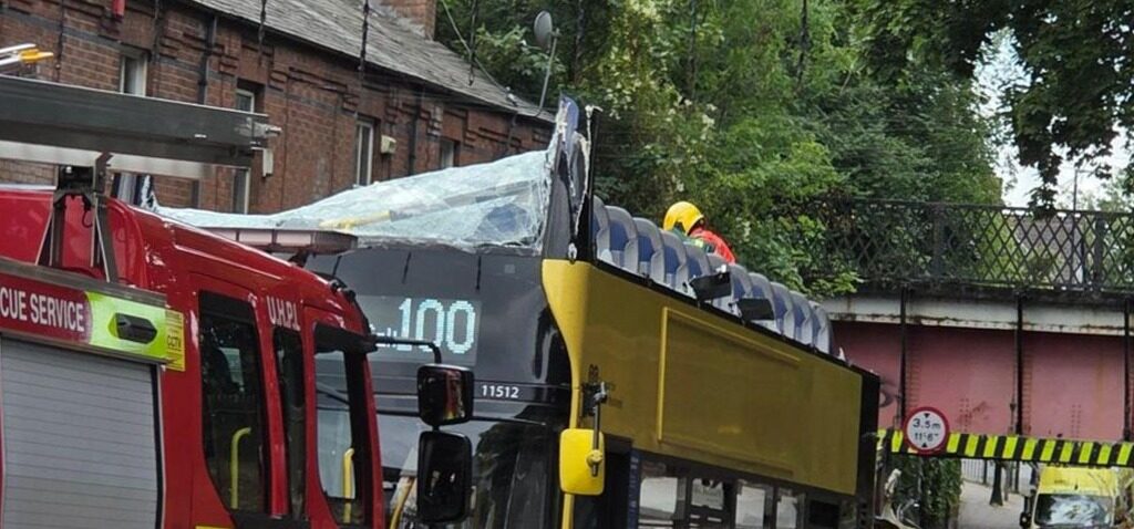 bus - Quinze blessés après qu'un bus à impériale a percuté un pont