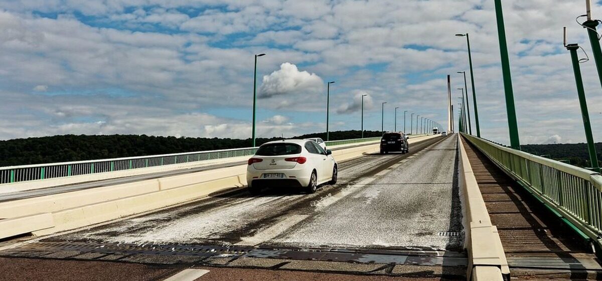 coup - En Seine-Maritime, coup de chaux sur le pont de Brotonne : que s'est-il passé ?