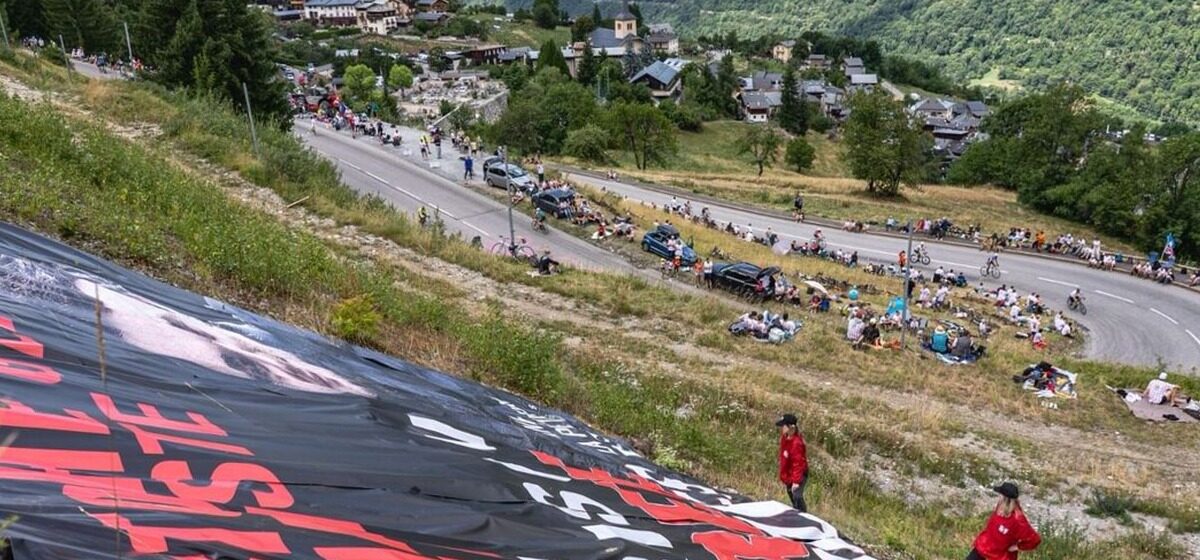 Soutien - Tour de France : Un Soutien Manifeste Pour Le Journaliste Christophe Gleizes Dans Le Col De La Loze