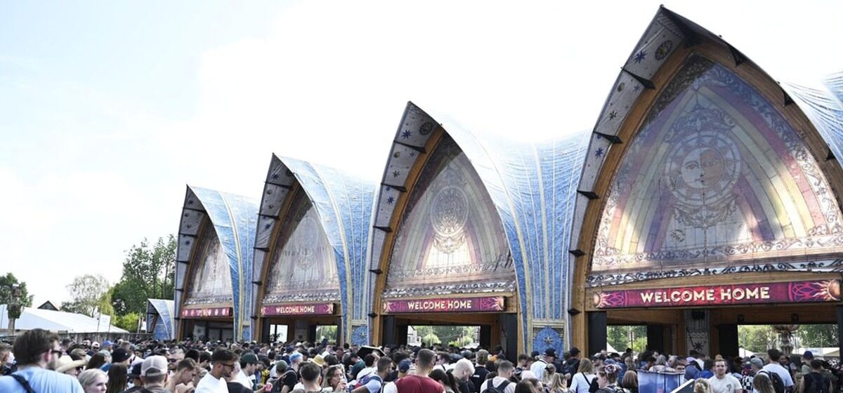 Tomorrowland - Incendie à Tomorrowland : Le festival a bel et bien ouvert ses portes avec une scène principale construite en urgence.