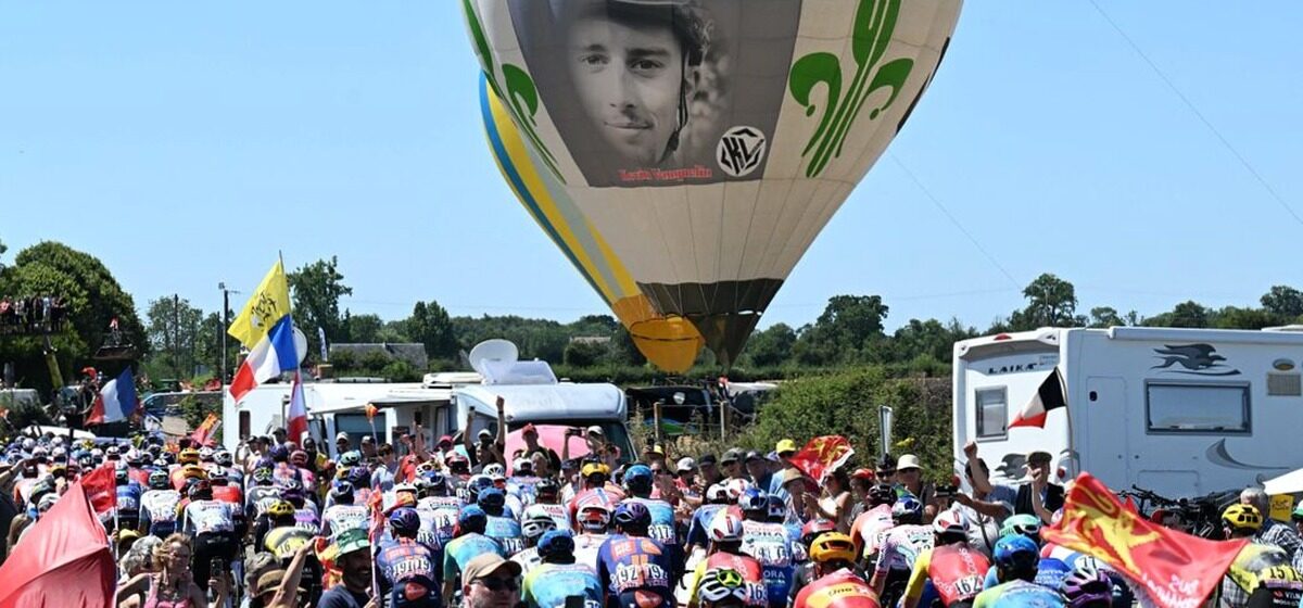 Kévin - « Quand j’ai vu mon visage sur la montgolfière… » : Kévin Vauquelin célébré par ses proches lors du Tour de France