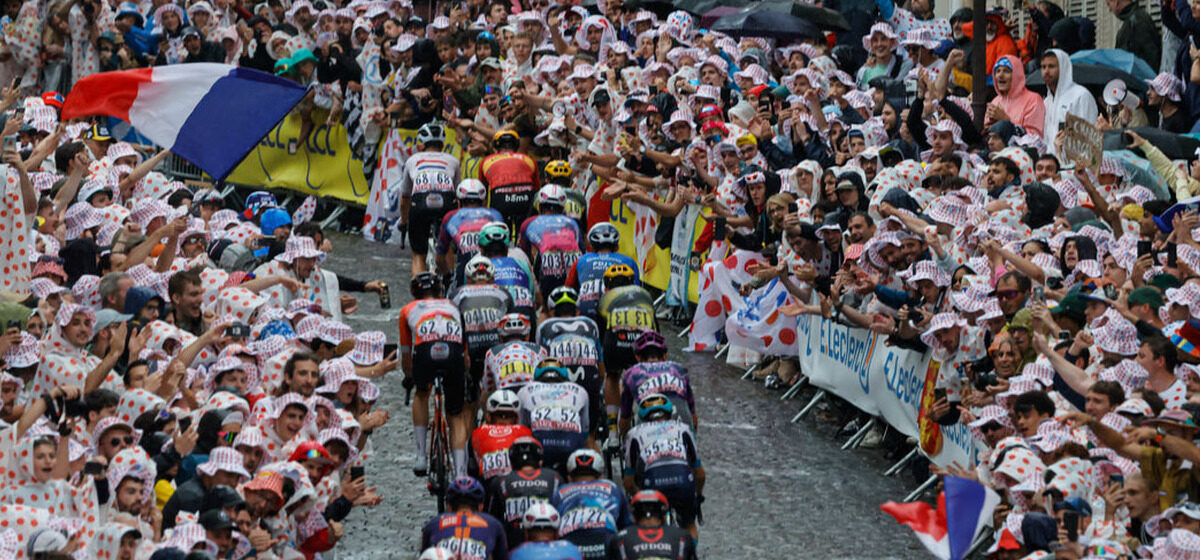 Paris - « Exceptionnel » : à Paris, le passage du Tour de France par la rue Lepic bat des records de spectateurs